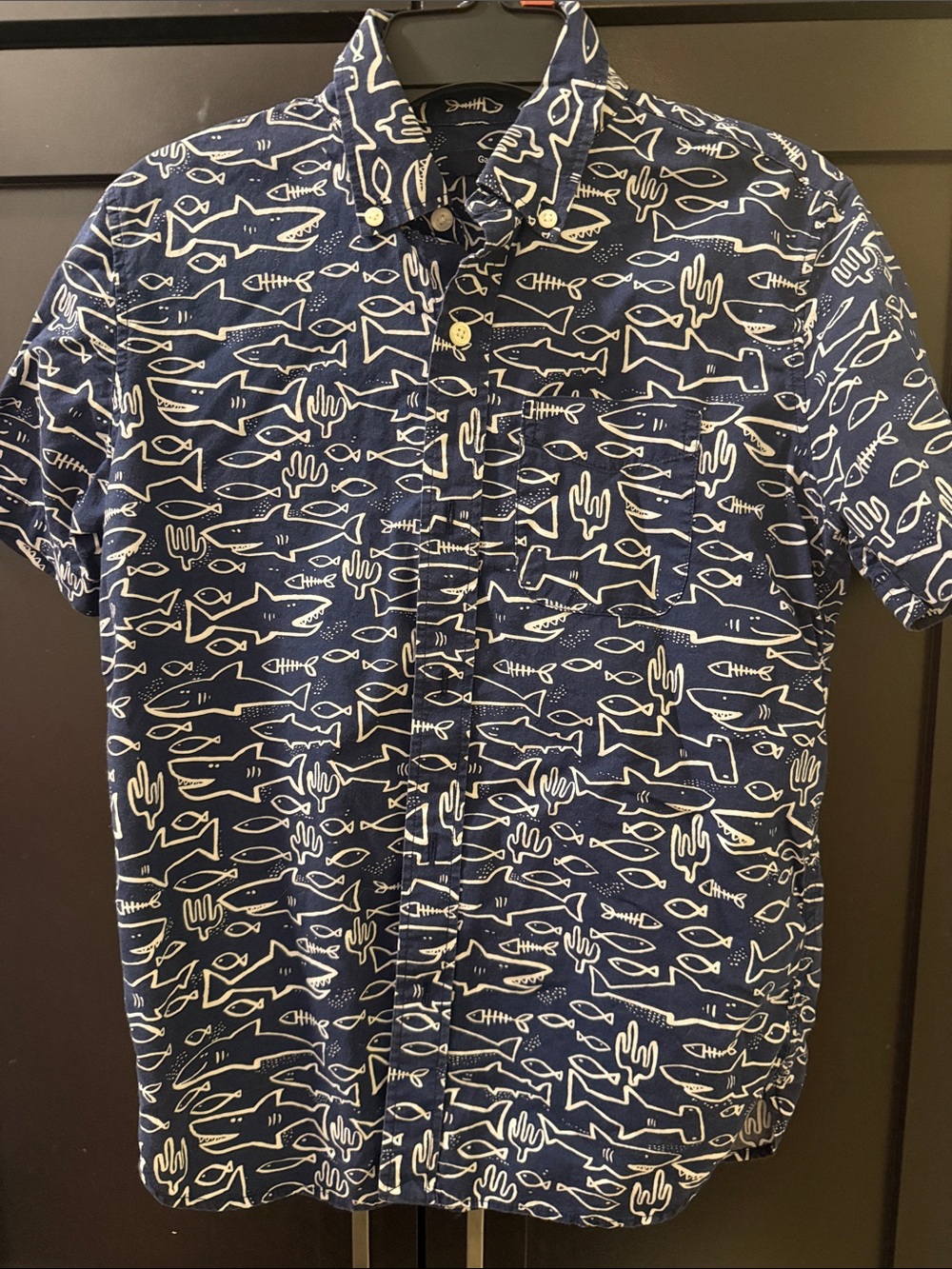 GAP Kids Navy Short-Sleeve Button-Down Shirt with White Fish Print kids  large